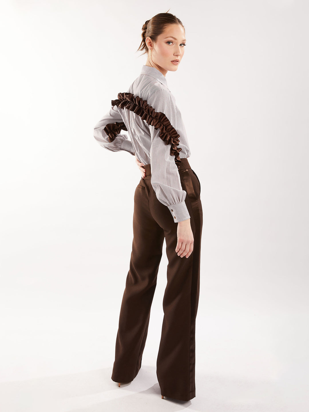 Shirt with brown ruffle 